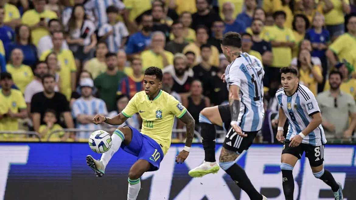 Brasil enfrenta Argentina pelas eliminatórias Sul-Americanas.