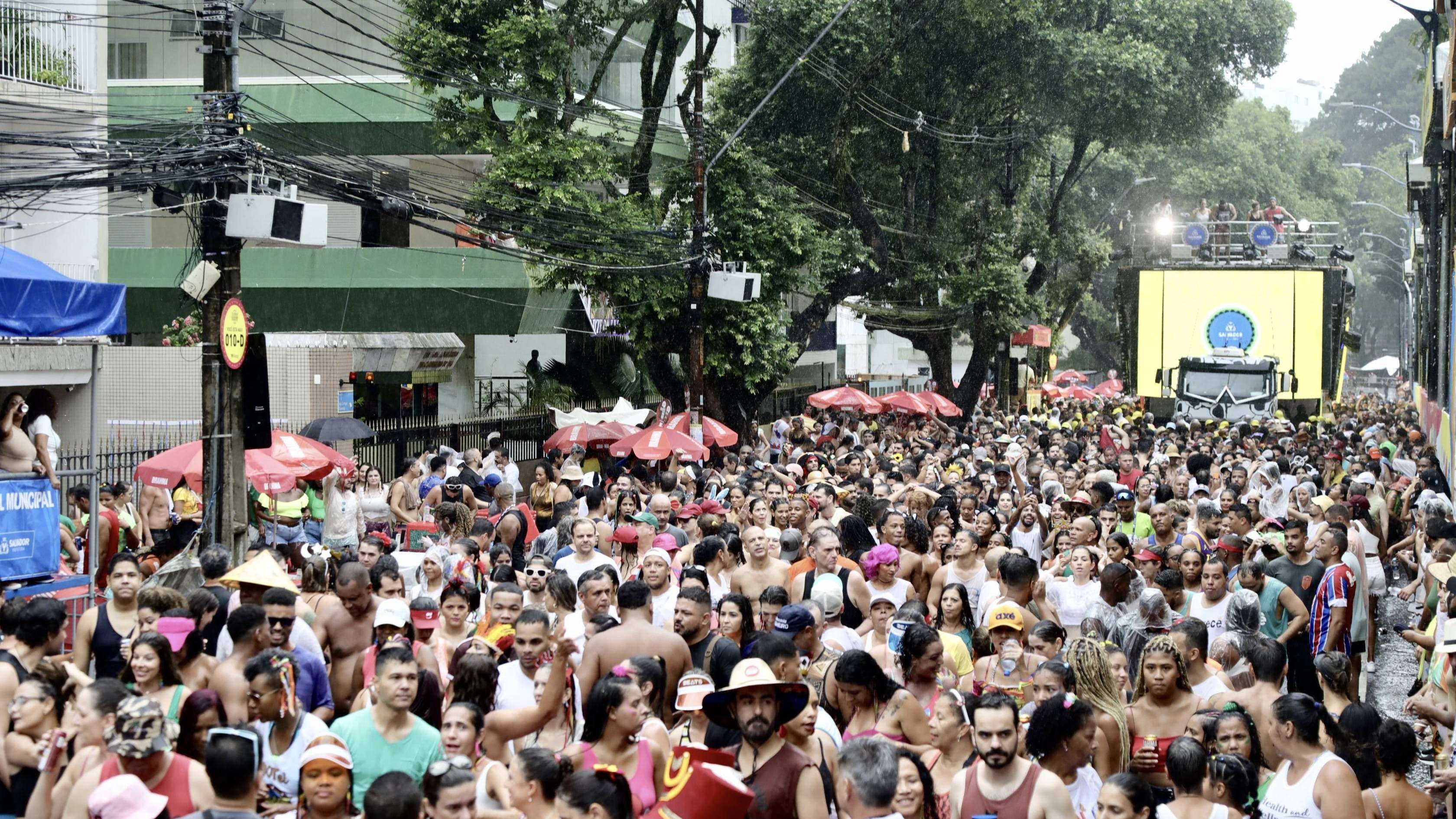 Previsão do tempo indica chuvas fracas e moderadas no Carnaval de Salvador 2025, aponta Codesal.