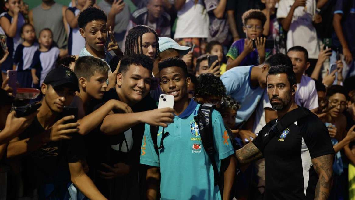 Após primeiro treino, Seleção é celebrada por torcedores em Brasília
