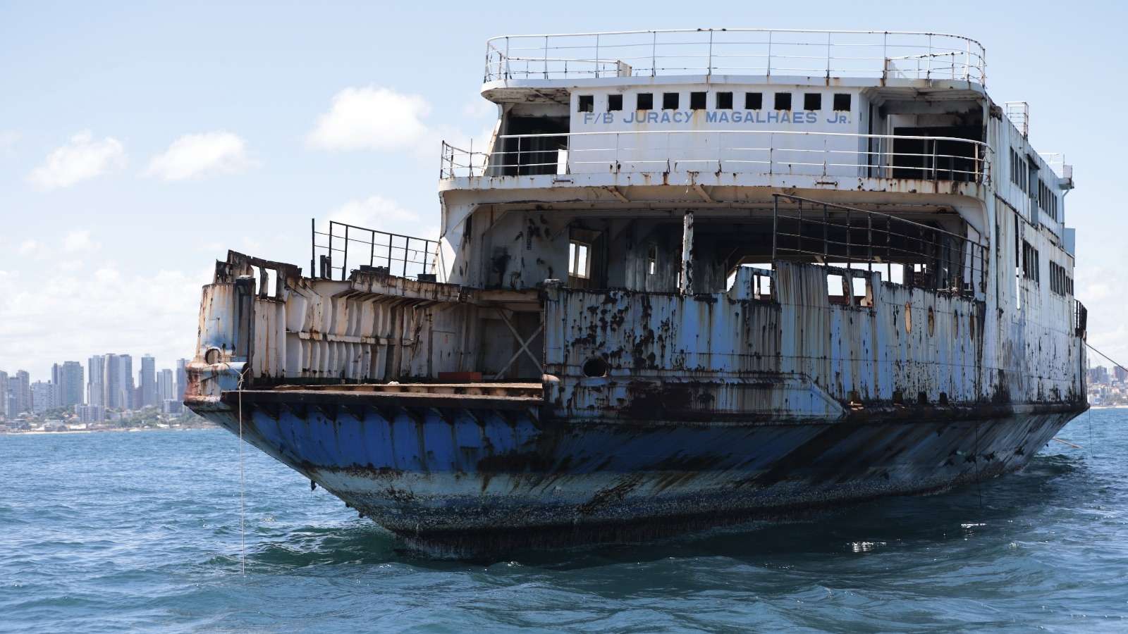 Ferryboat é afundado de forma controlada em Salvador para criação de recife artificial