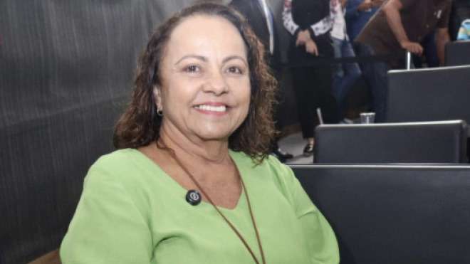 Aladilce Souza cobra esclarecimentos da Sefaz sobre leilão do Morro Ipiranga.