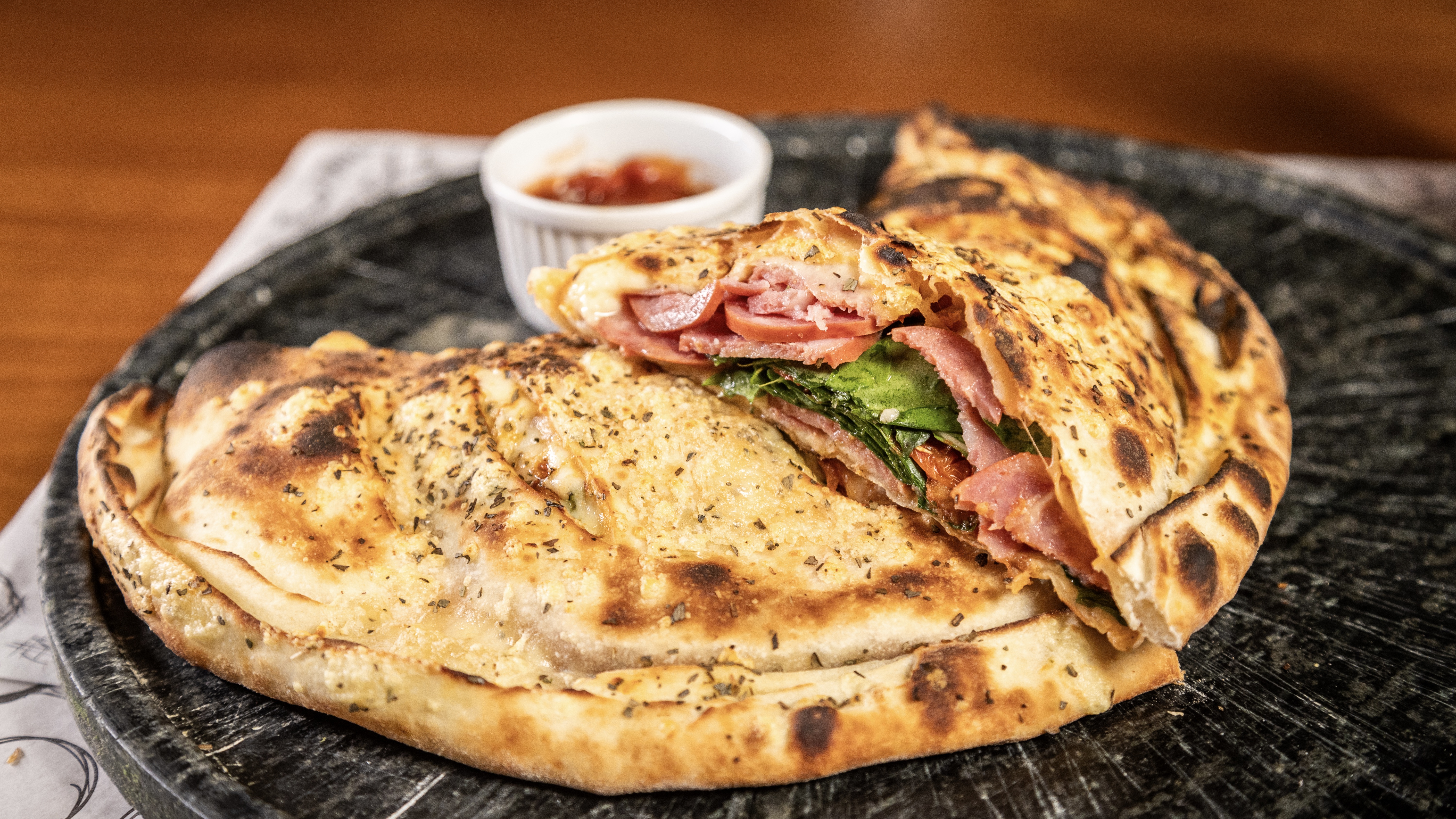 Pizzaria aposta no calzone como refeição completa e alternativa à pizza em Salvador