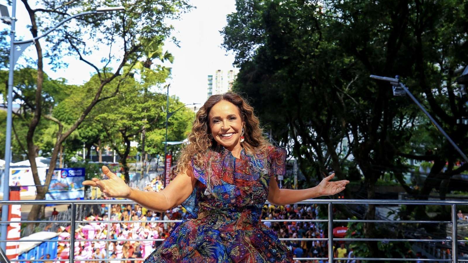 No último dia de Carnaval 2025 de Salvador, a Rainha do Axé celebra 40 anos de história e exalta o folião pipoca