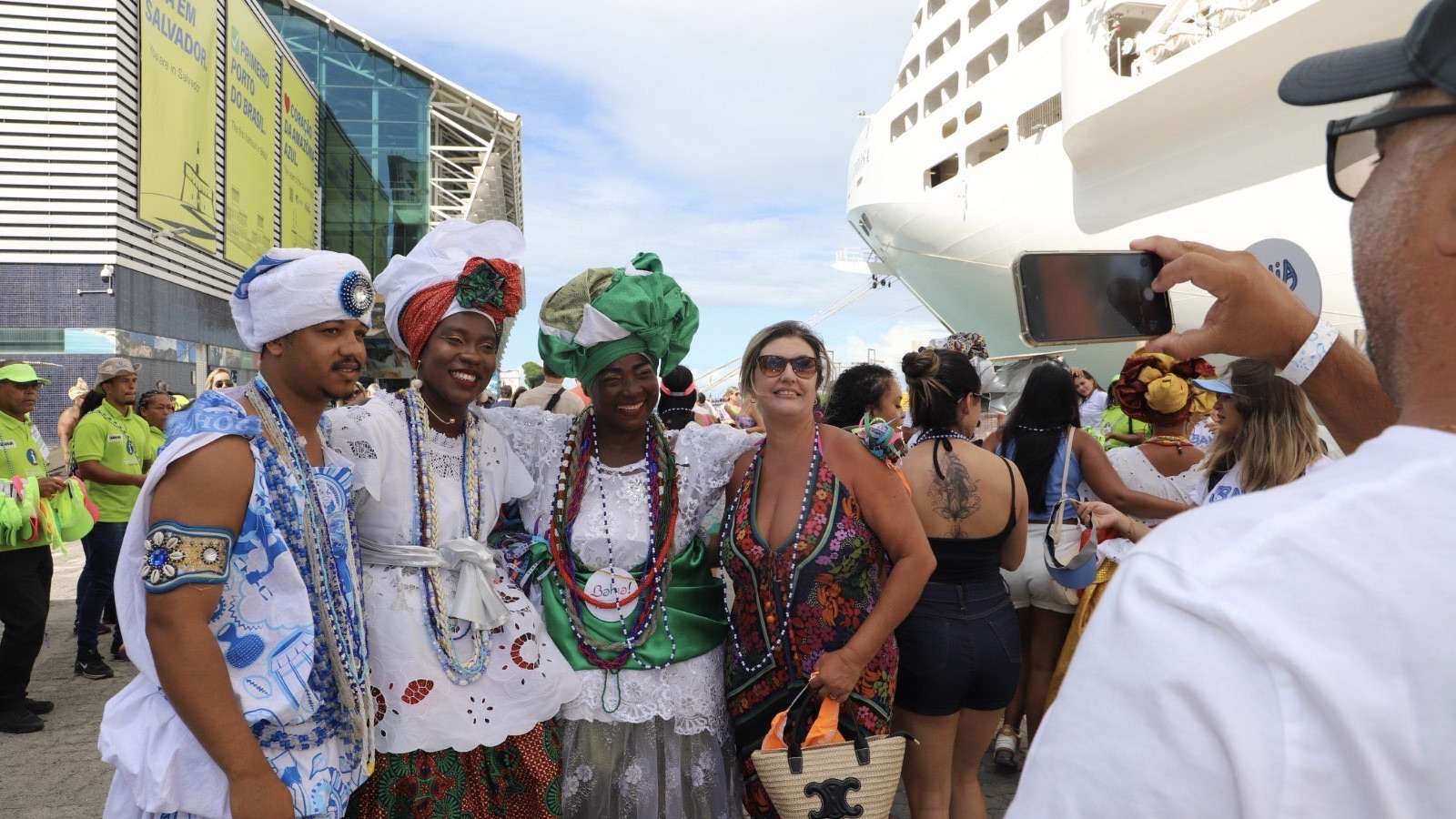 Quase oito mil cruzeiristas chegam para o último dia do Carnaval 2025 da Bahia.