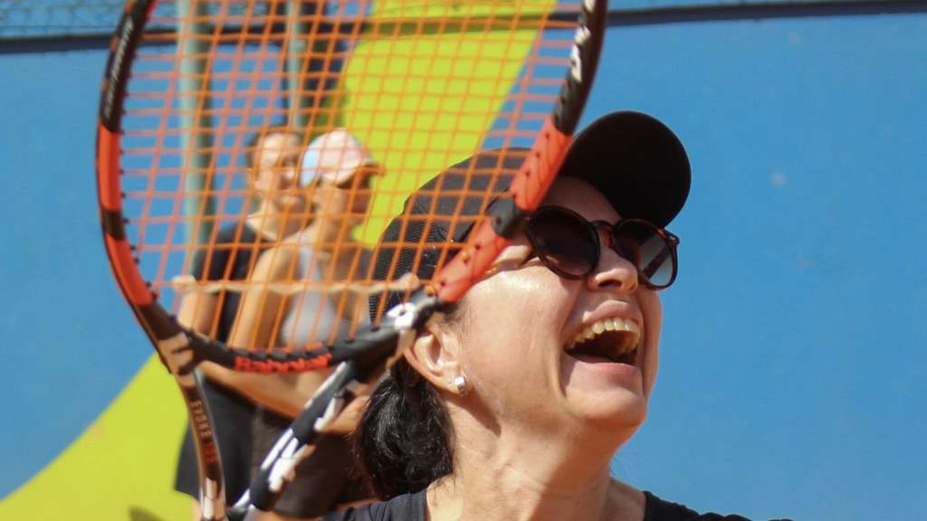 Jogar tênis pode aumentar a expectativa de vida e contribuir para a longevidade.