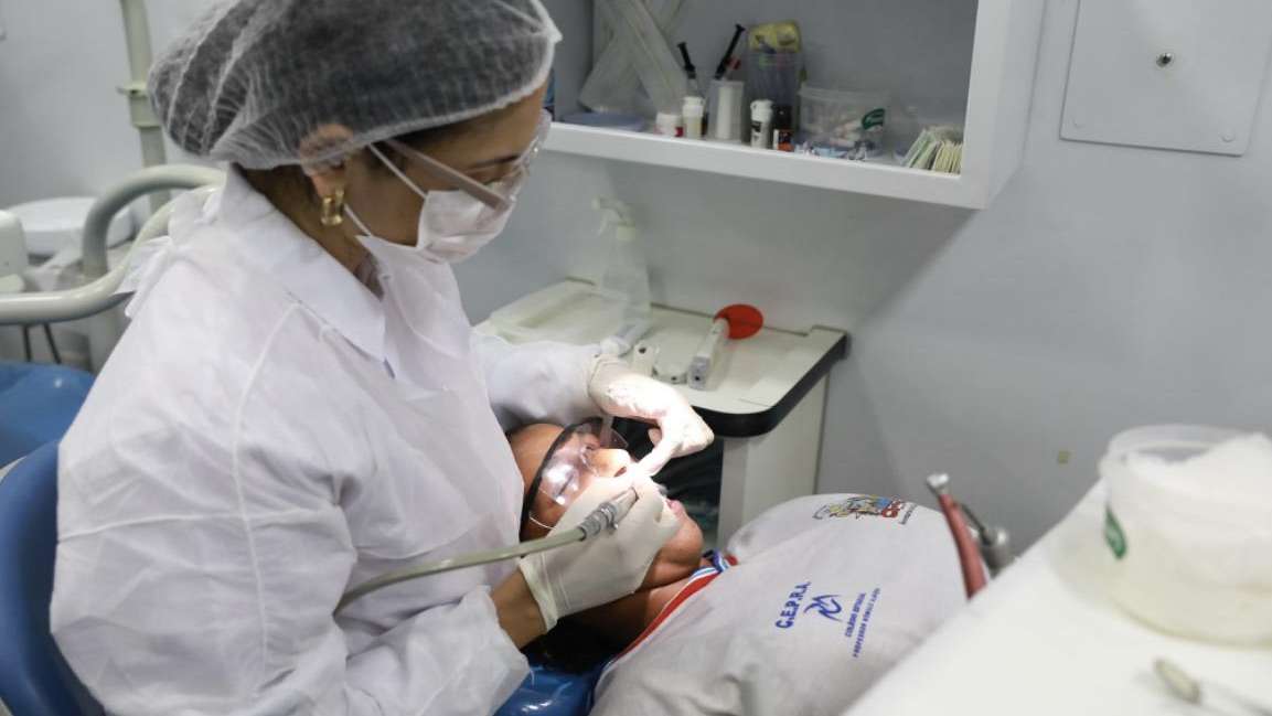 Aniversário de Salvador, odontomóvel leva atendimento odontológico a estudantes da rede estadual