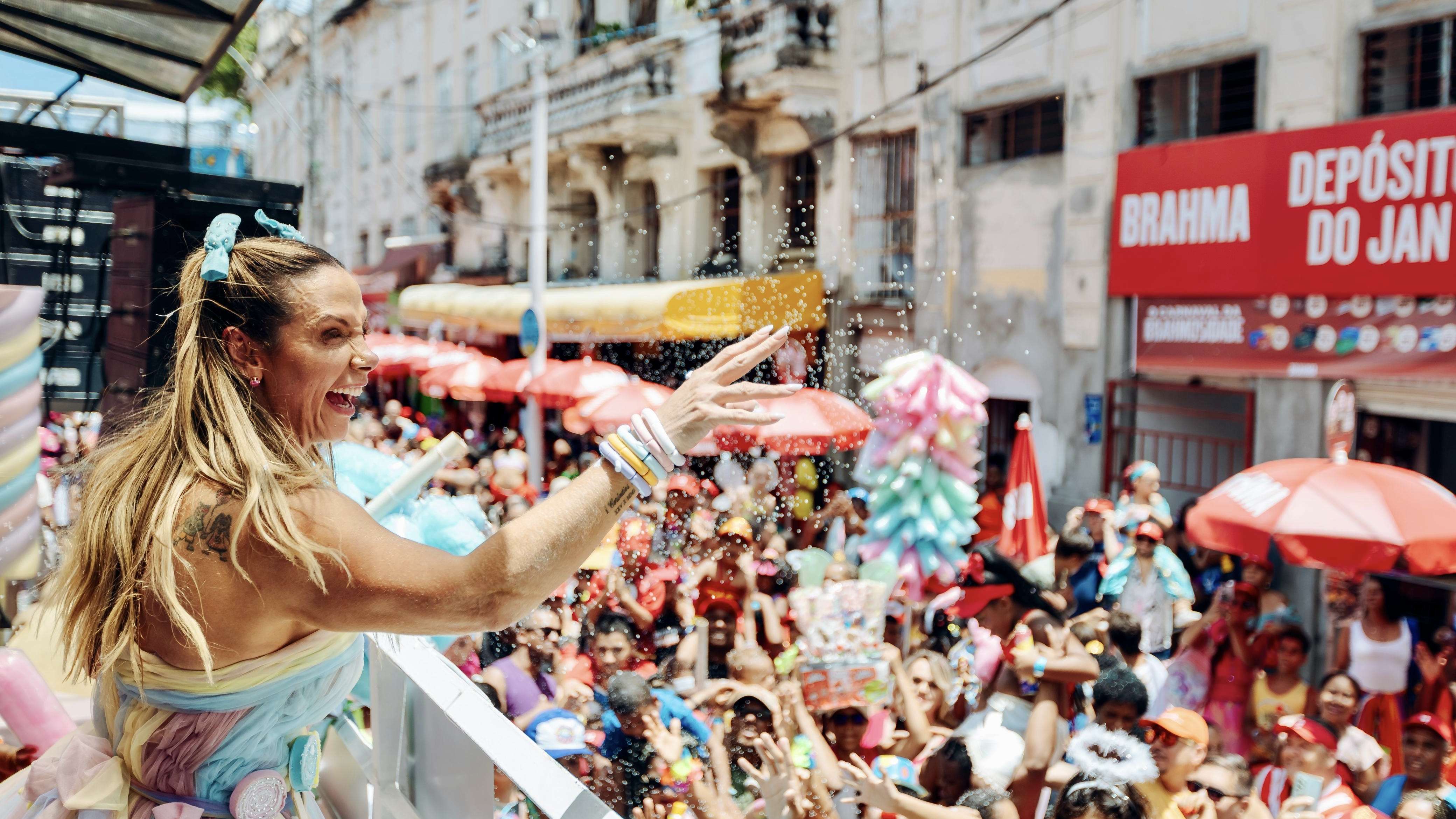 Carla Perez estreia o Trio Pipoca Doce no Carnaval 2025 em Salvador