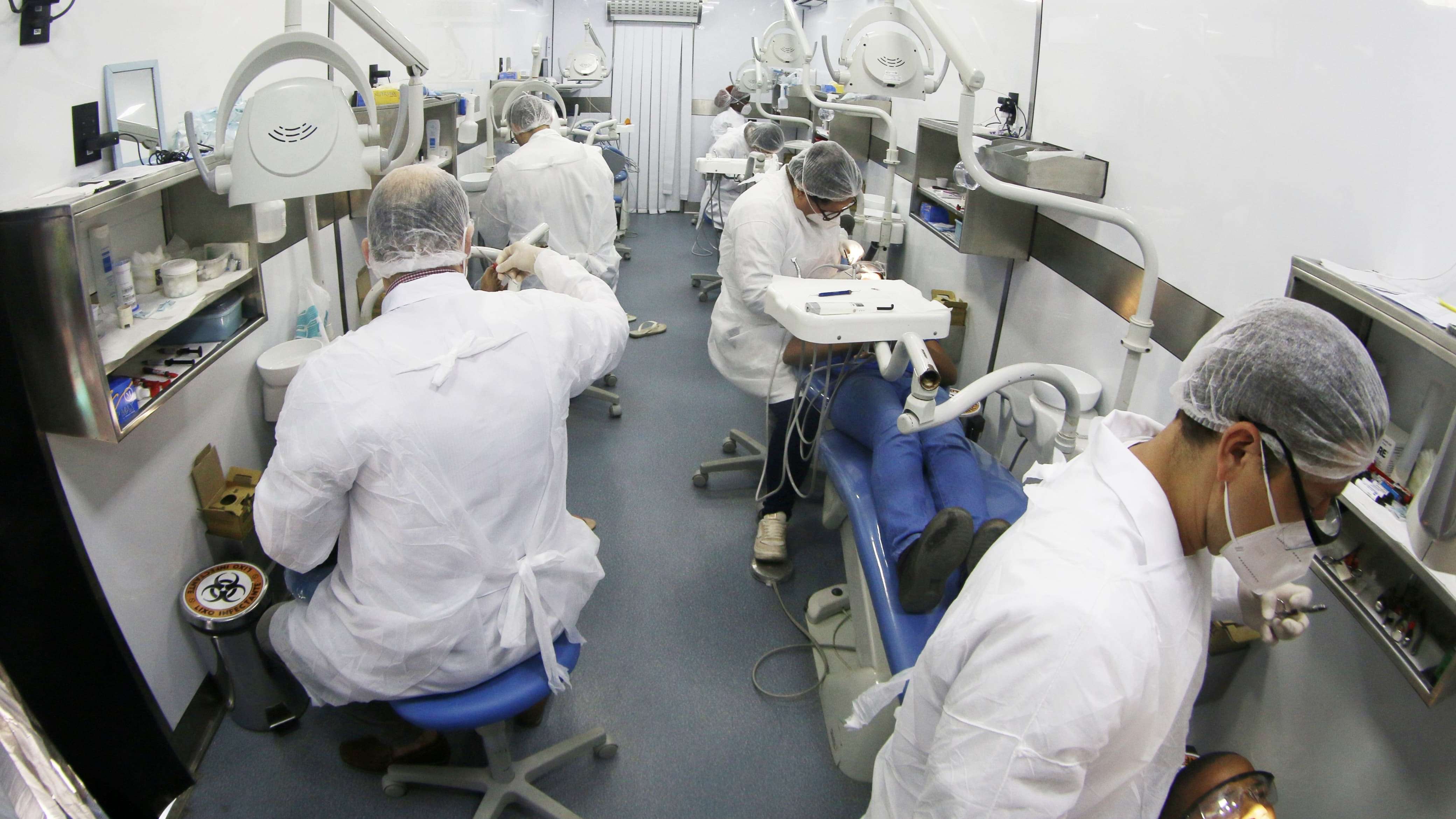 Odontomóvel leva atendimento odontológico a estudantes de colégios estaduais na Bahia.