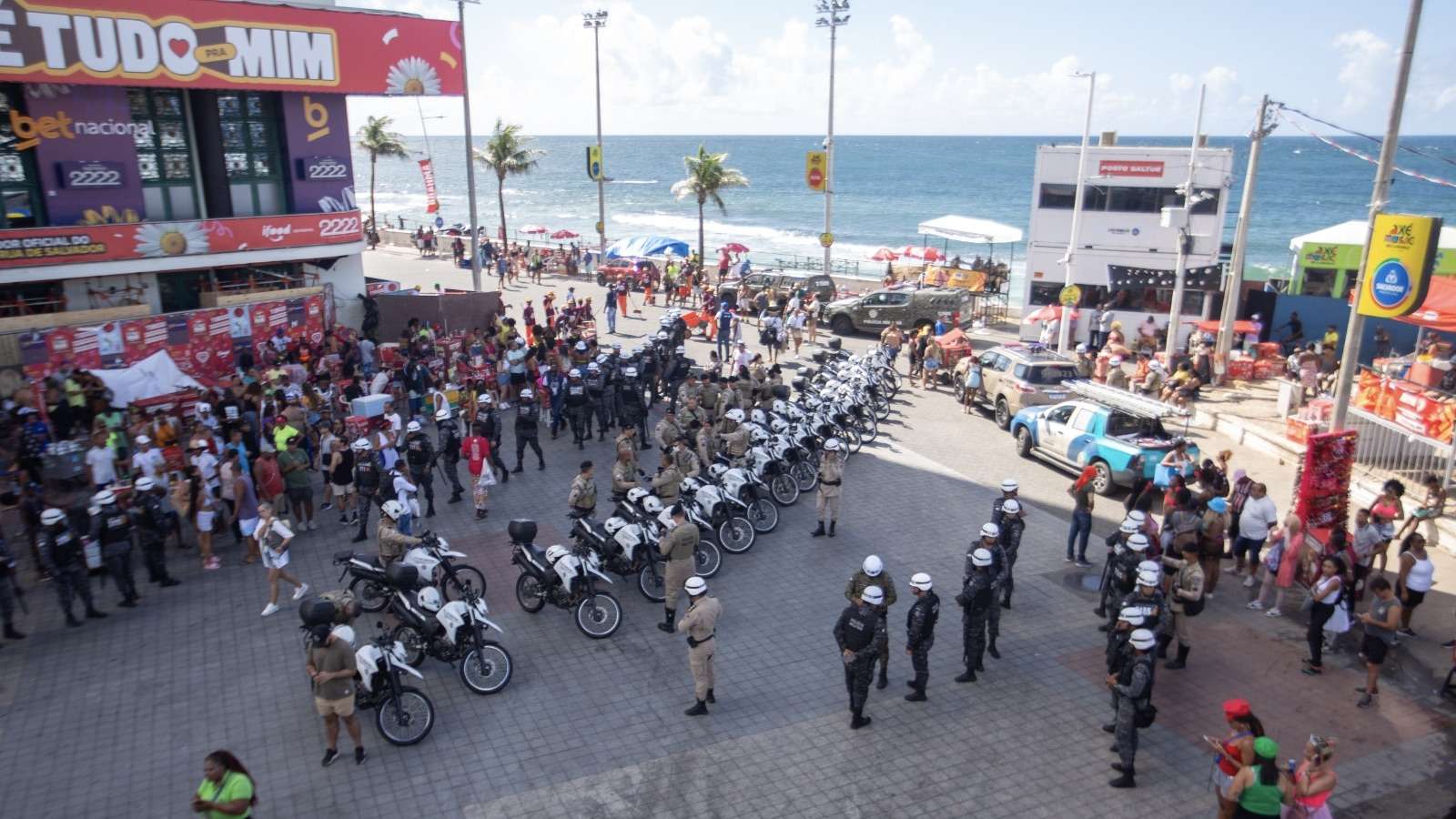 Mais de 200 policiais atuam na segurança do arrastão da quarta-feira de Cinzas do Carnaval 2025 de Salvador.