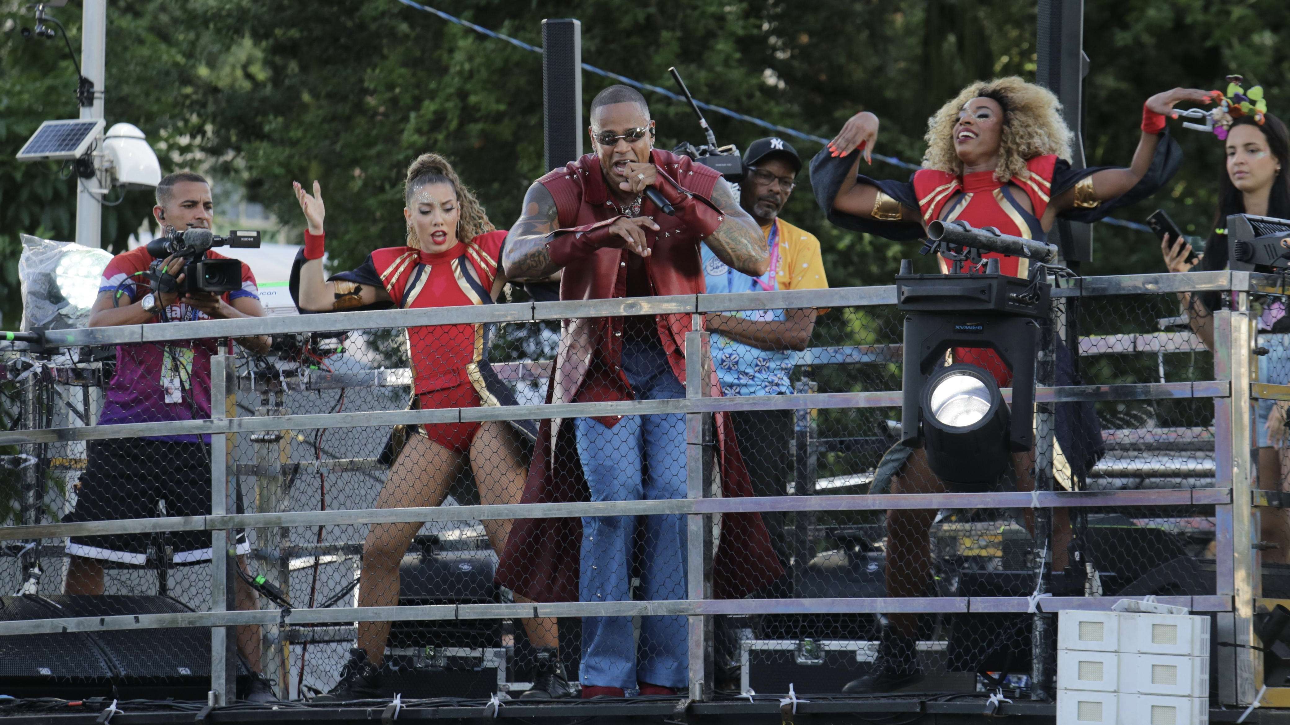 Léo Santana leva multidão ao Circuito Osmar no último dia do Carnaval de Salvador