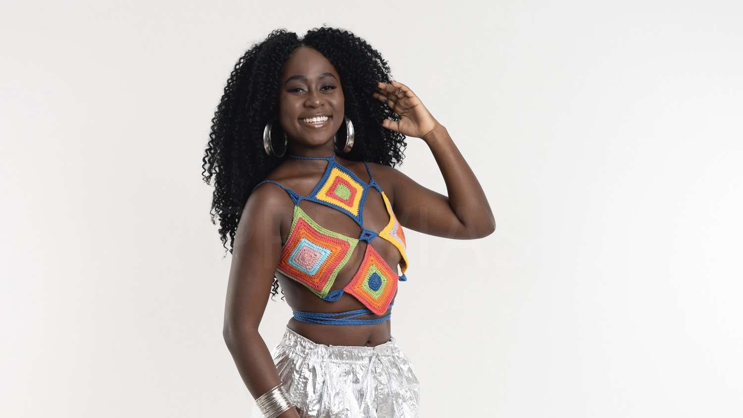 Hanaya se destaca como nova voz do samba baiano e conquista espaço na música brasileira.