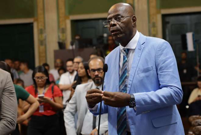 Hamilton Assis cobra pagamento do piso salarial nacional para professores de Salvador.