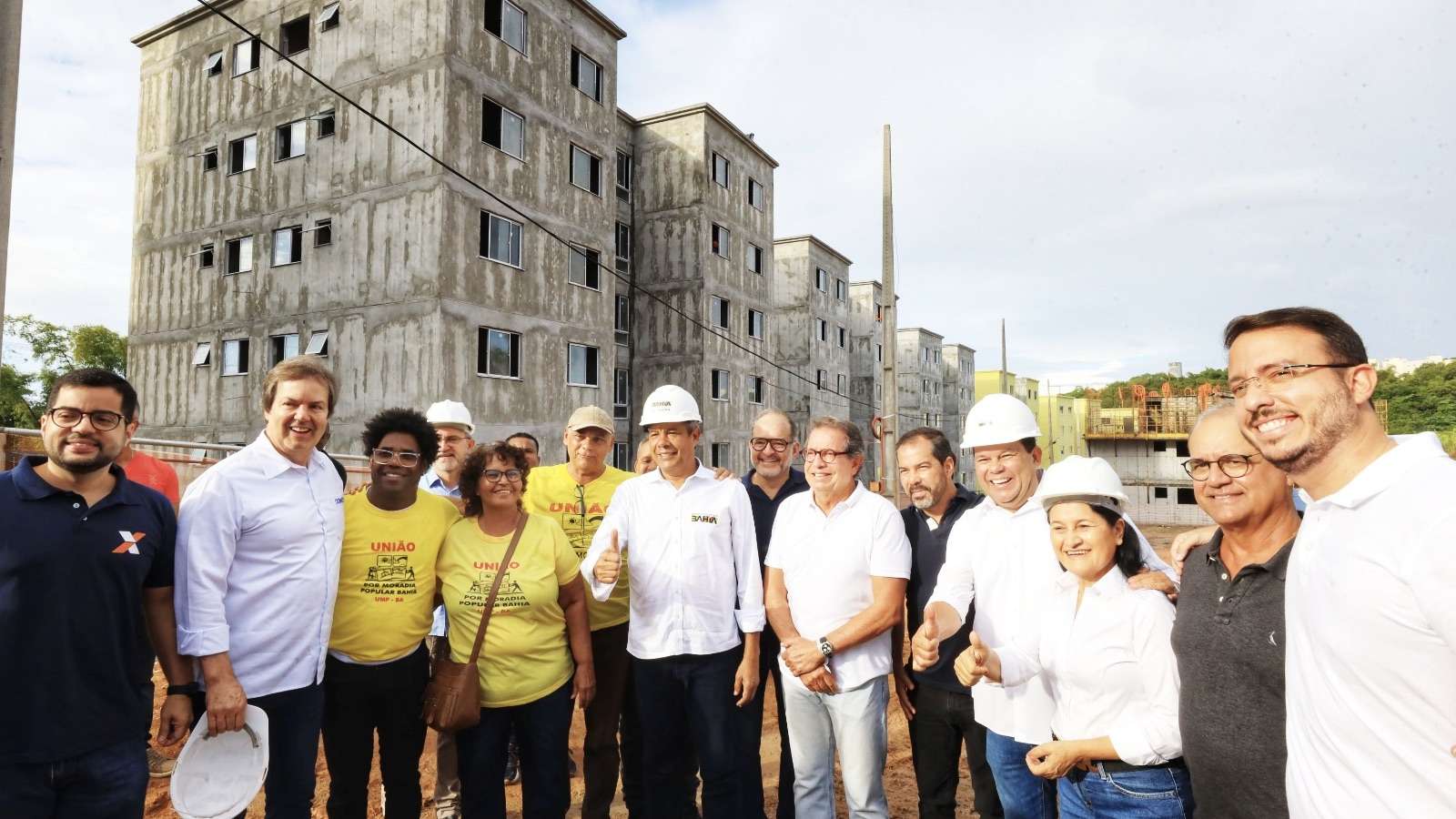 Jerônimo Rodrigues e ministro Rui Costa visitam Residencial Zulmira Barros em Salvador.