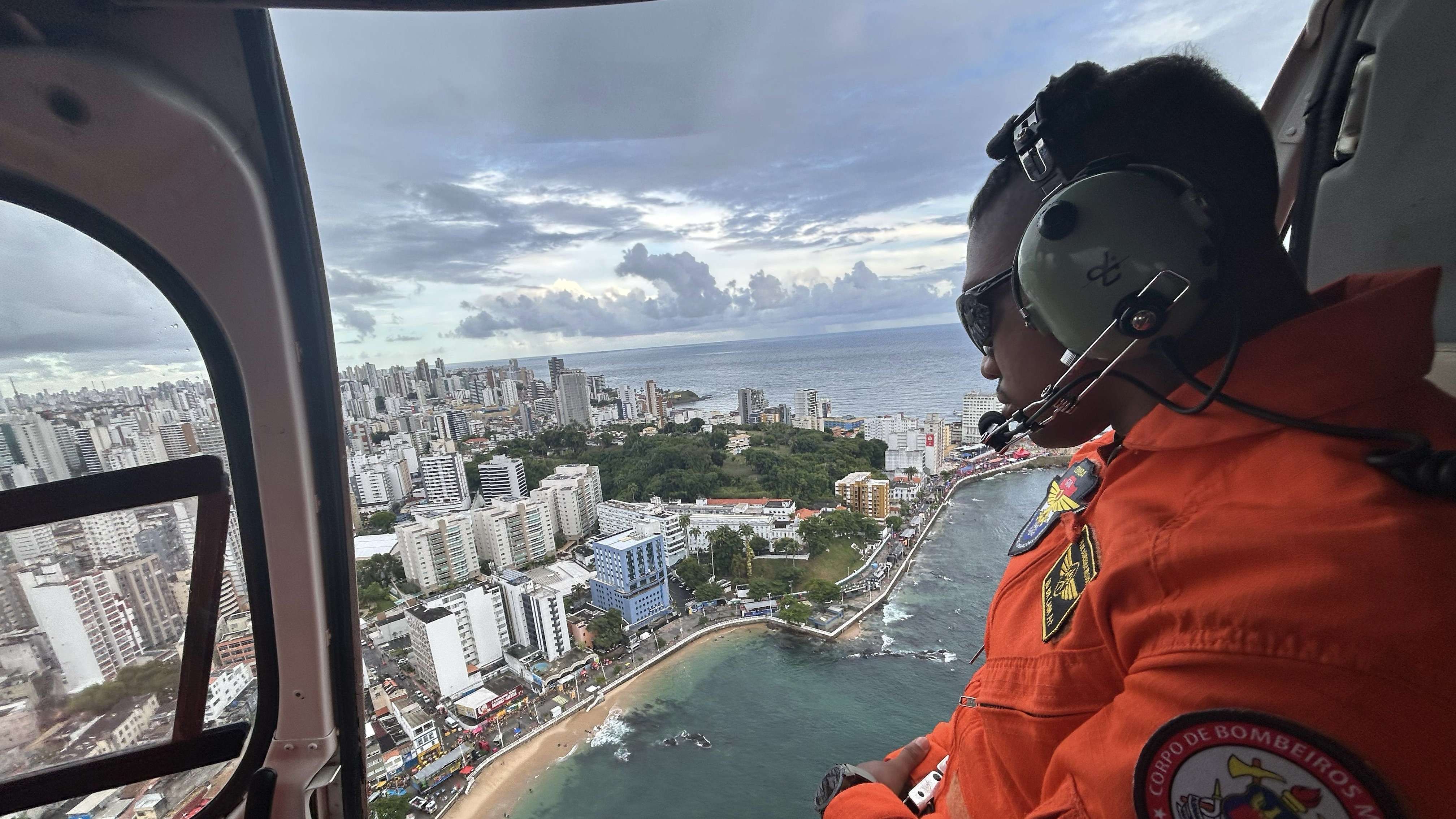 Com nova aeronave, grupamento aéreo dos bombeiros inicia atuação no carnaval da Bahia.