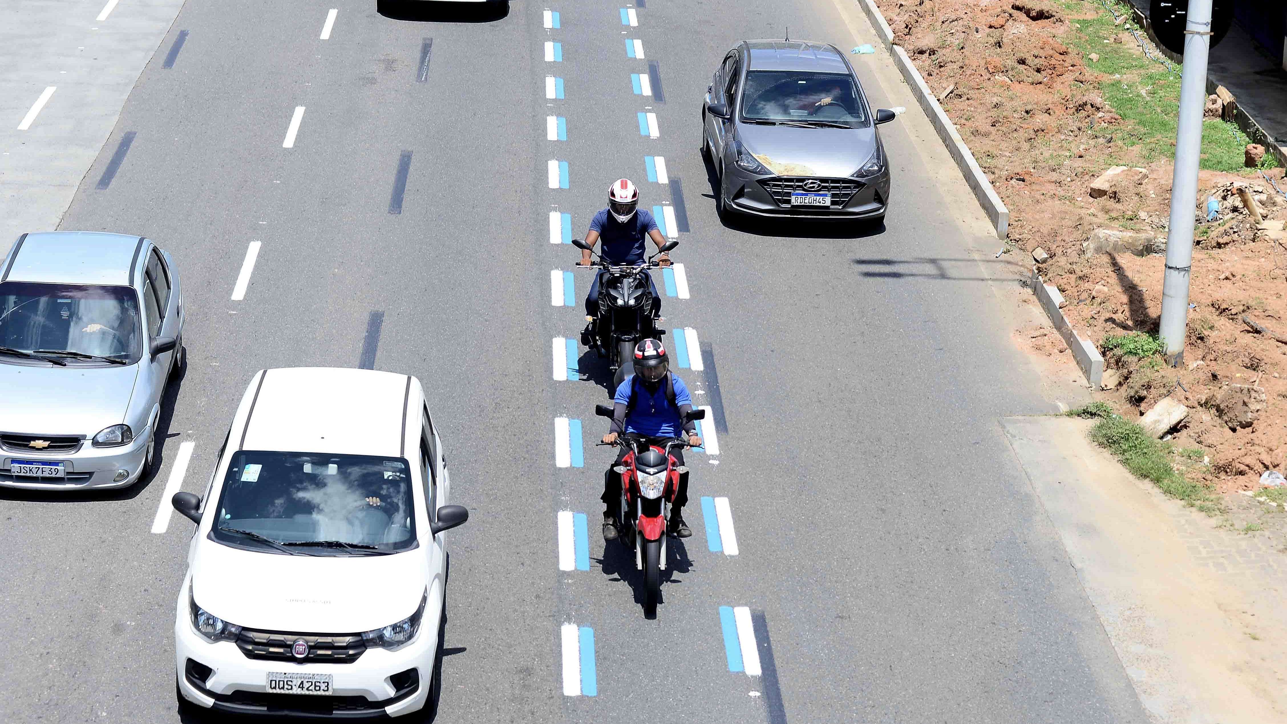 Salvador implementa primeira motofaixa para motociclistas na Avenida Bonocô.