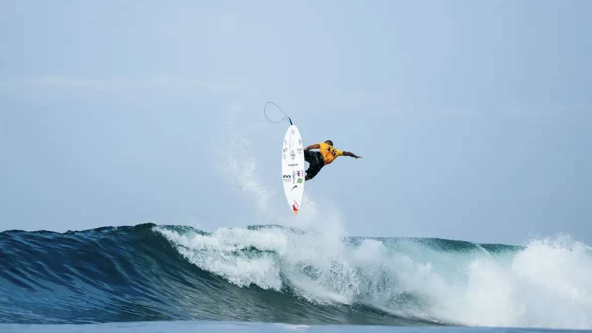 Seis surfistas brasileiros avançam à terceira fase do Mundial de Surfe em El Salvador