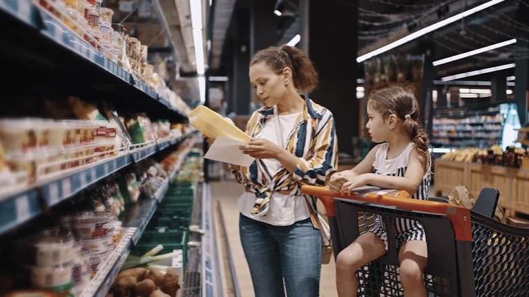 Documentário expõe impactos dos alimentos ultraprocessados e discute regulação no Brasil.