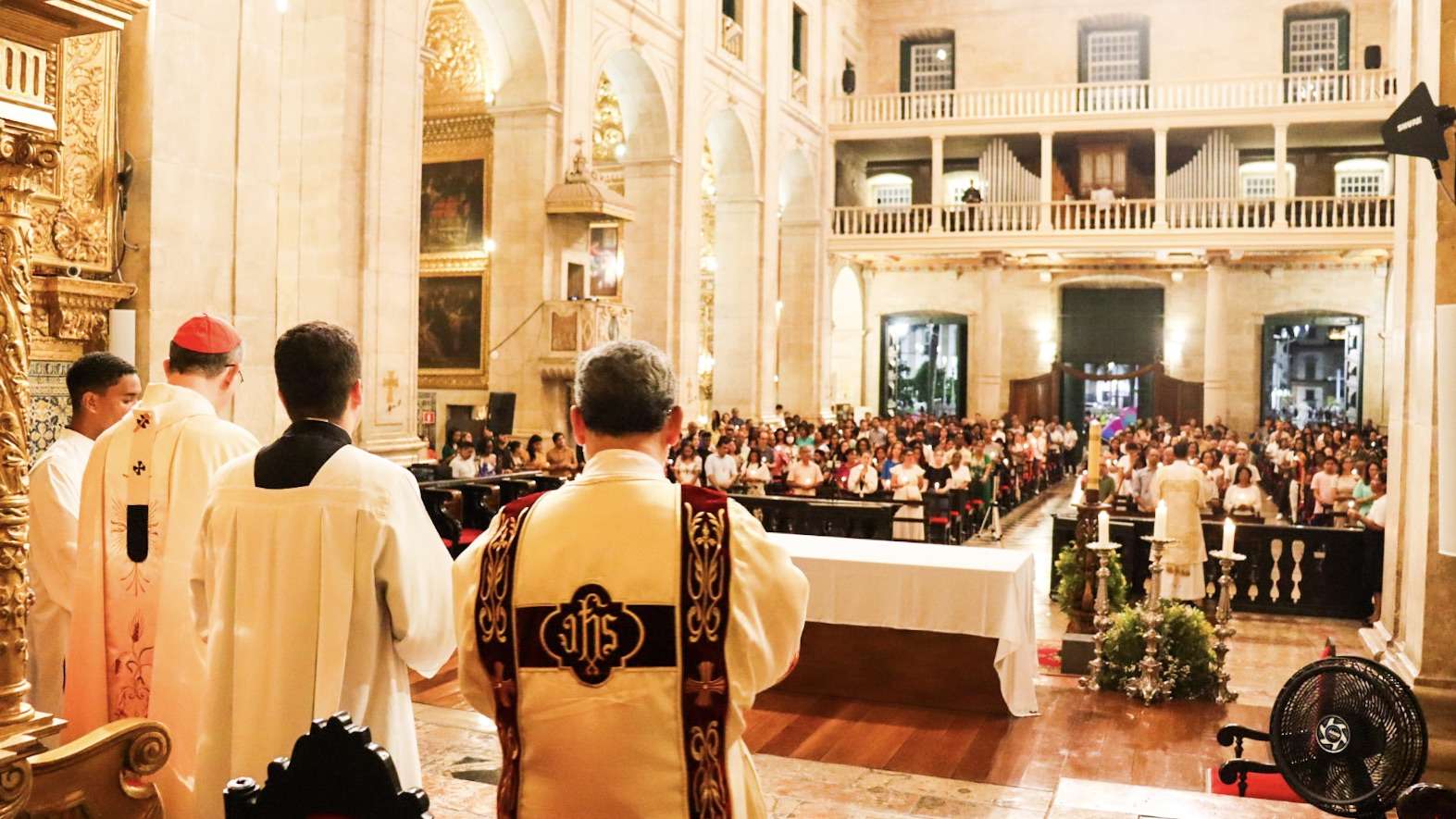 Fiéis celebram a Ressurreição de Cristo durante a Solene Vigília Pascal em Salvador.