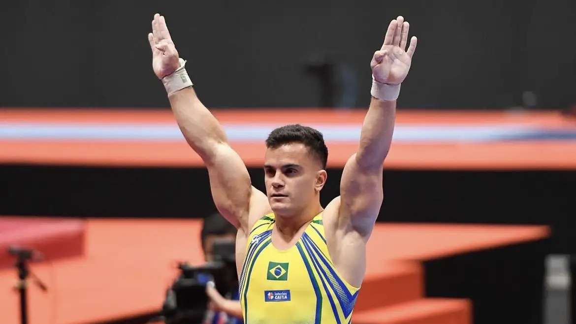 Caio Souza garante vaga na final das barras paralelas na etapa da Copa do Mundo na Croácia