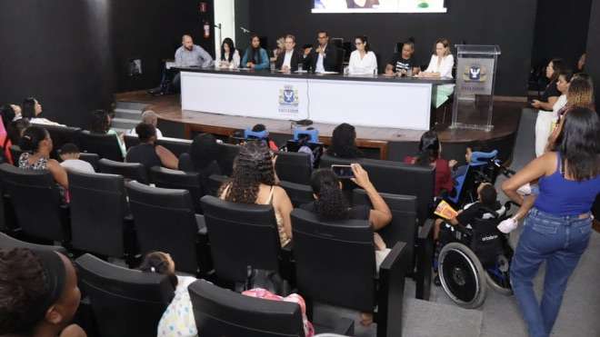 Audiência pública na Câmara Municipal de Salvador debate políticas públicas para pessoas com microcefalia.