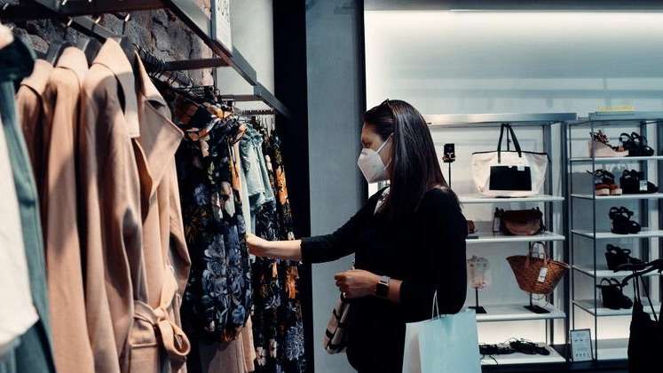 Pesquisadora brasileira analisa impactos ambientais da indústria da moda