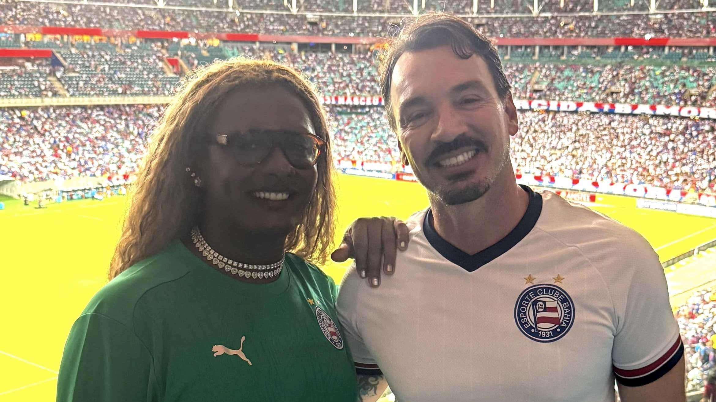 Liniker acompanha partida do Bahia na casa de apostas Arena Fonte Nova e reforça vínculo com Salvador.