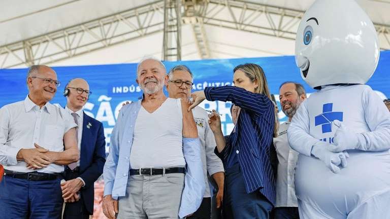 Presidente Luiz Inácio Lula da Silva é vacinado na abertura da Campanha Nacional contra a Gripe