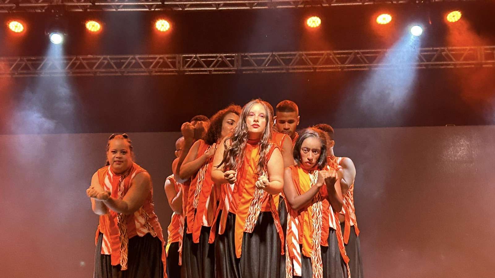 APAE Salvador promove apresentação da Cia Opaxorô em homenagem ao Dia Internacional da Dança