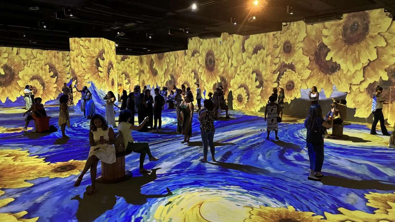 Exposição imersiva Van Gogh & Impressionistas atrai público expressivo no Shopping Barra em Salvador.