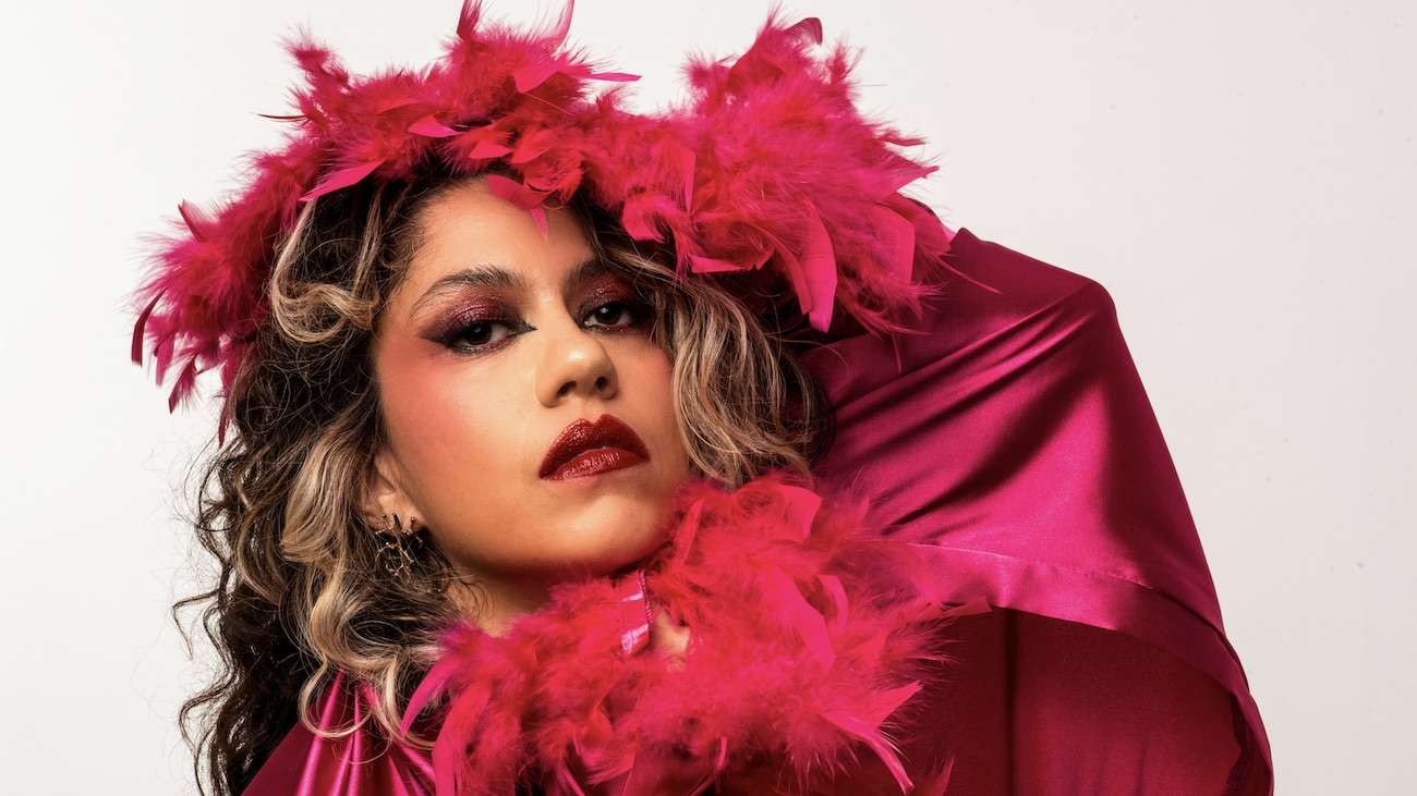 Marcela Lucatelli lança álbum 'Coisa Má' com colaborações de Kiko Dinucci e Romulo Fróes.