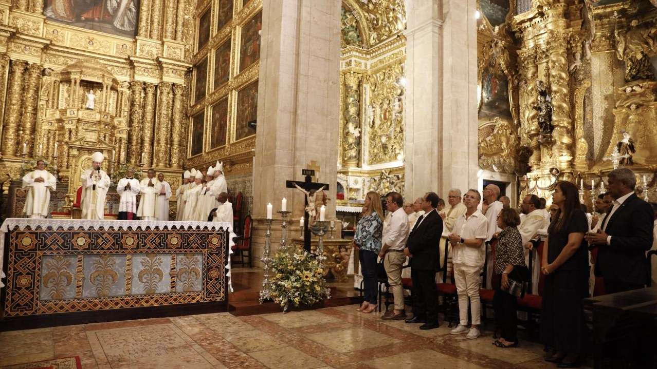 Governador Jerônimo Rodrigues participa de missa em sufrágio da alma do papa Francisco em Salvador.