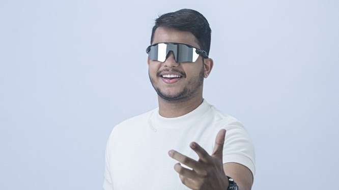 Mikael Santos é homenageado por atingir 100 milhões de streams nas plataformas digitais.