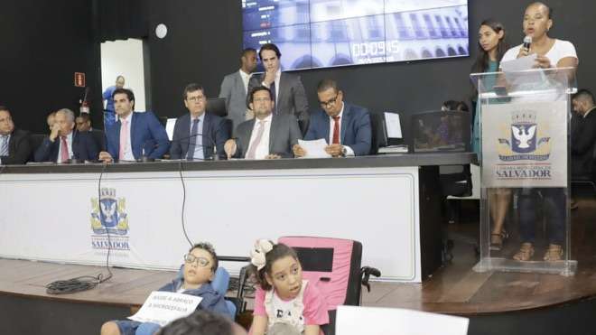 Câmara de Salvador articula documento para cobrar políticas públicas voltadas a crianças com microcefalia.