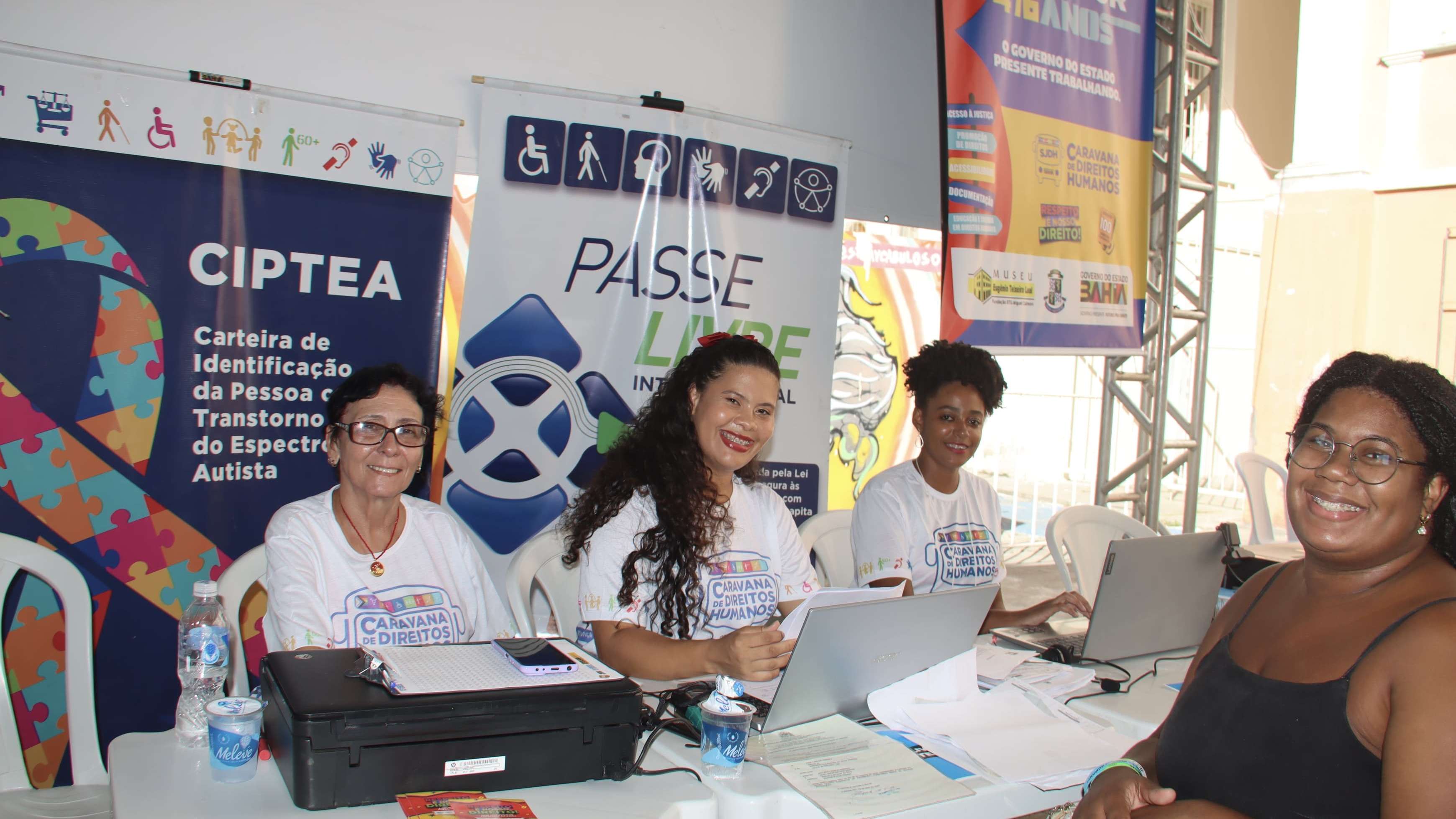 Caravana de direitos humanos realiza mais de 3 mil atendimentos no Pelourinho.