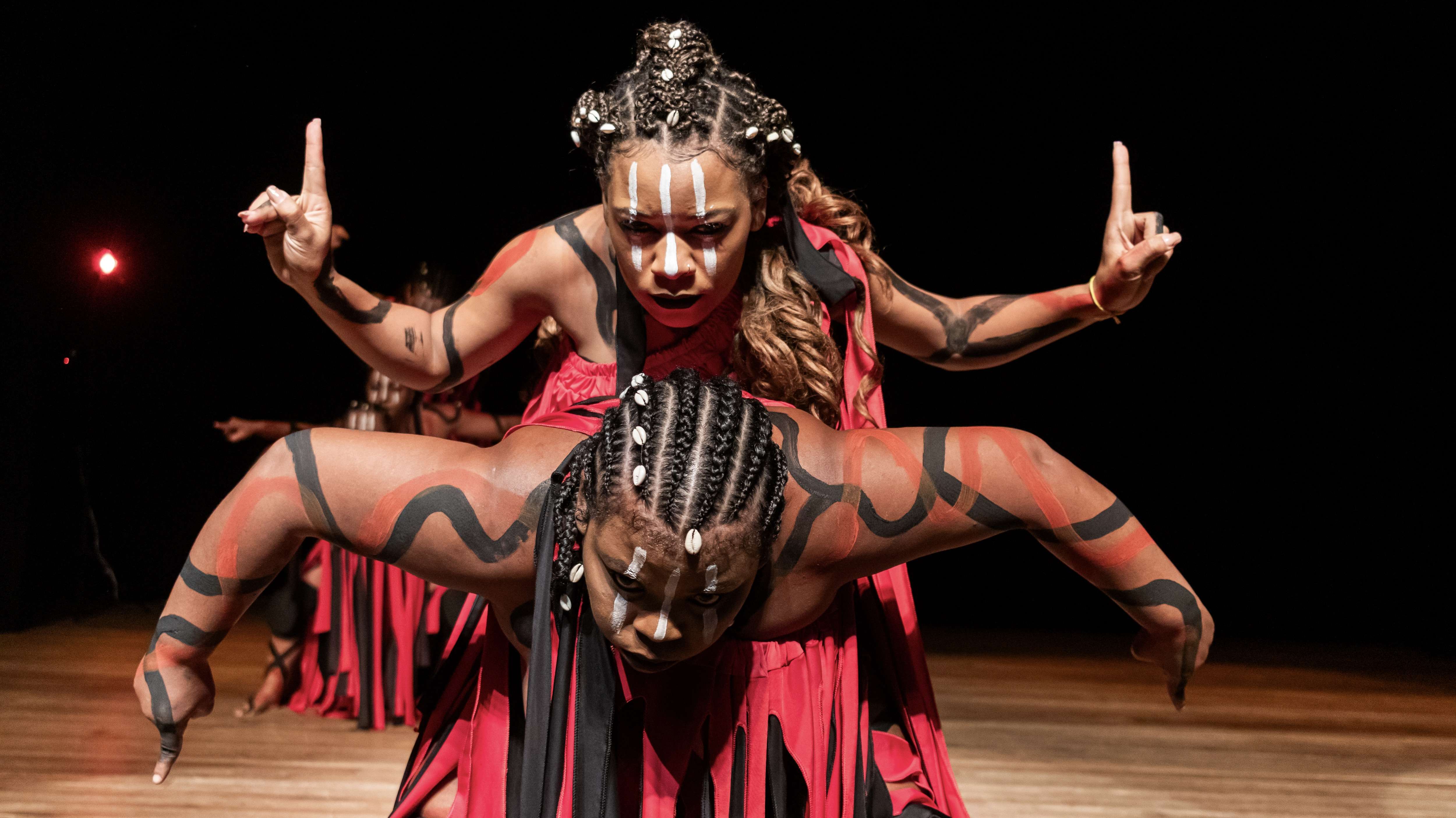 BTCA convida recebe Má Teus Cia de Dança com espetáculo inspirado em Exu e solos de bailarinos da companhia.