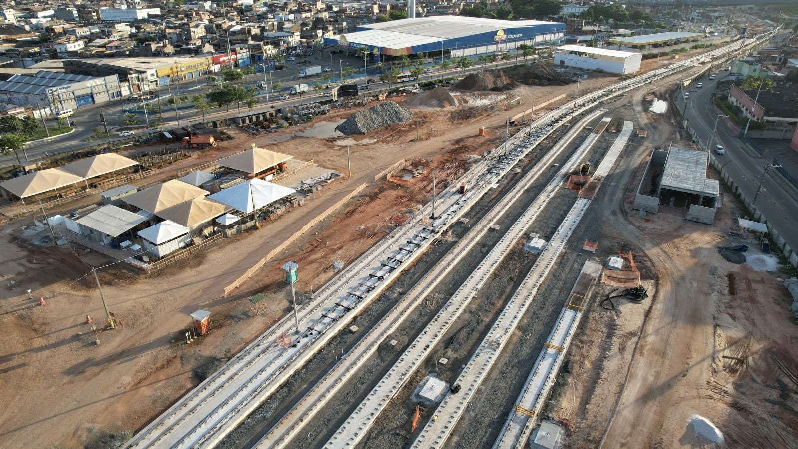 Governo da Bahia anuncia reforma da Estação Calçada como parte das obras do VLT e propõe integração com turismo do subúrbio.