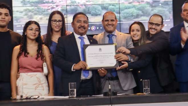 Deputado Roberto Carlos recebe Título de Cidadão de Salvador em sessão solene na Câmara Municipal de Salvador.