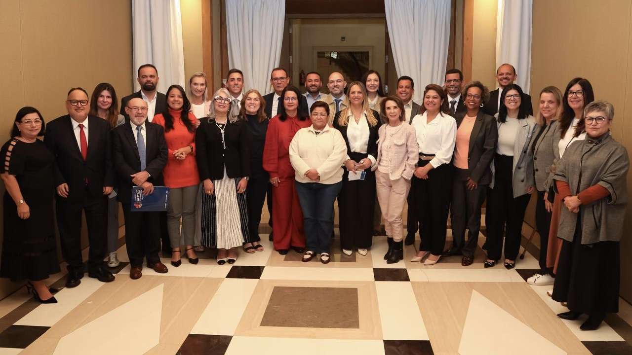 Secretária da Educação da Bahia participa do II Seminário Internacional de Gestão para a Aprendizagem na Espanha.