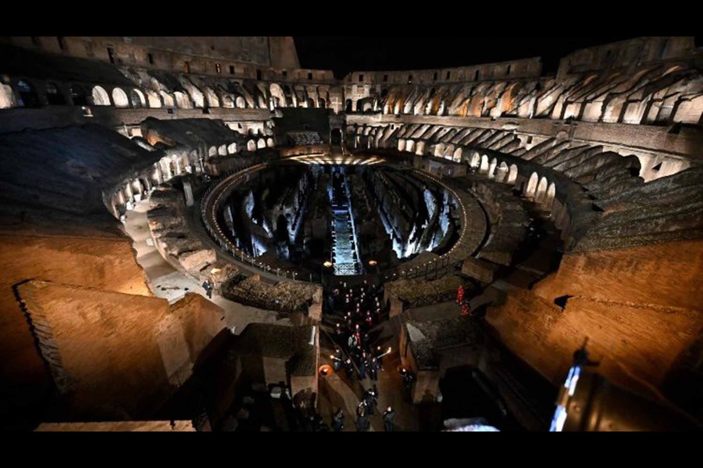 Via-Sacra no Coliseu: Oração da Igreja pela conversão do mundo reúne milhares de fiéis em Roma