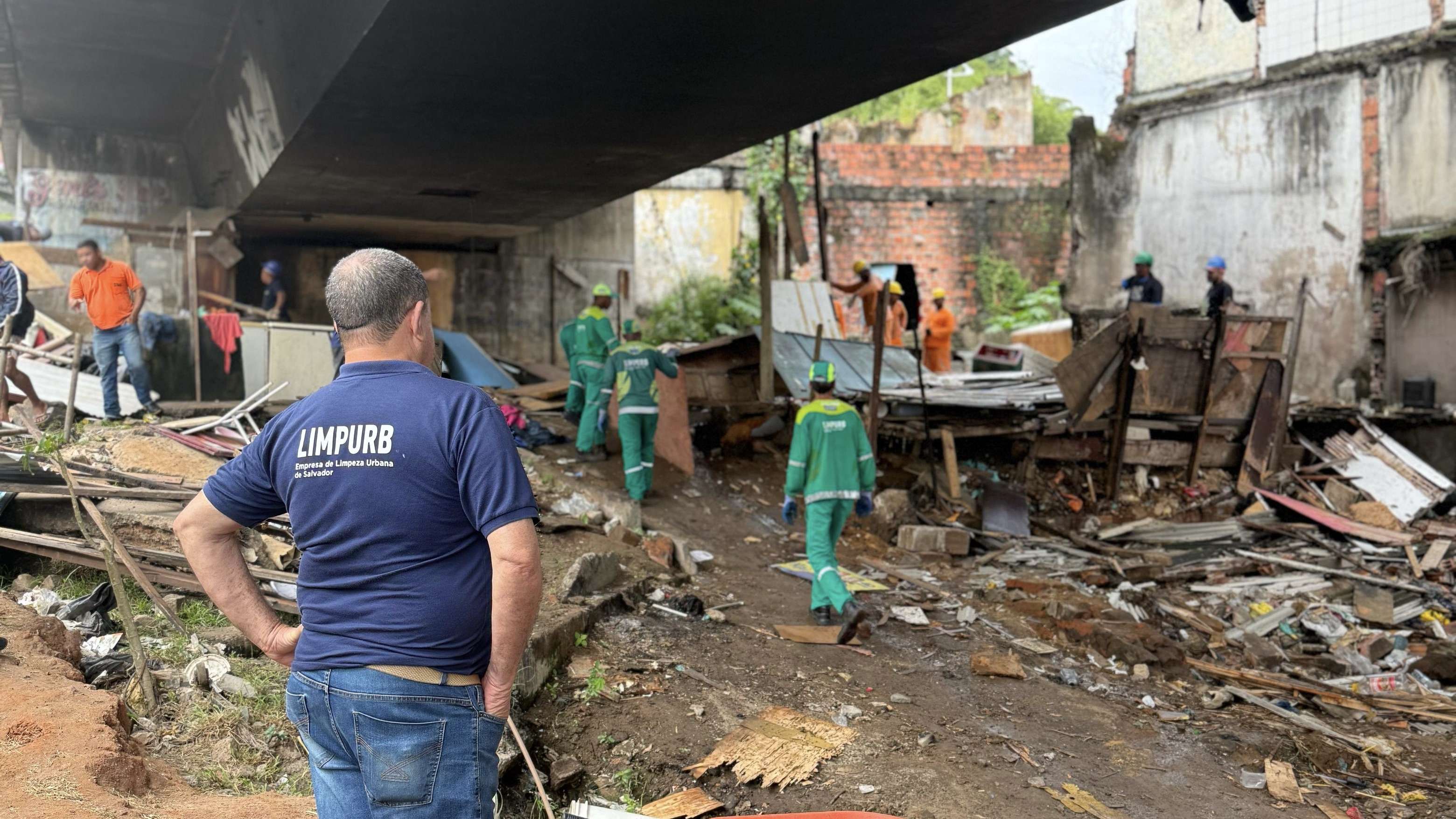 Prefeitura de Salvador realiza operação para desocupação de área sob viaduto na Via Expressa
