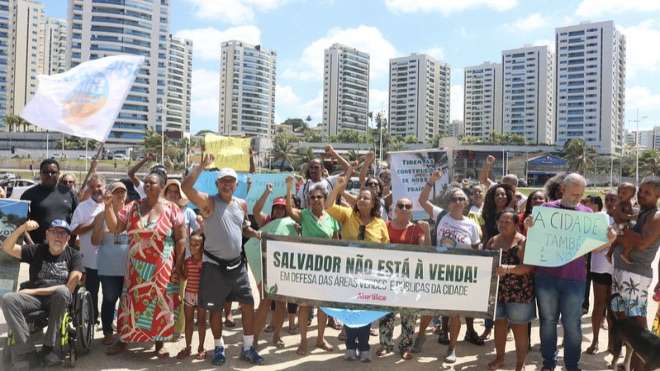 Movimentos sociais protestam contra leilão de área pública em Pituaçu