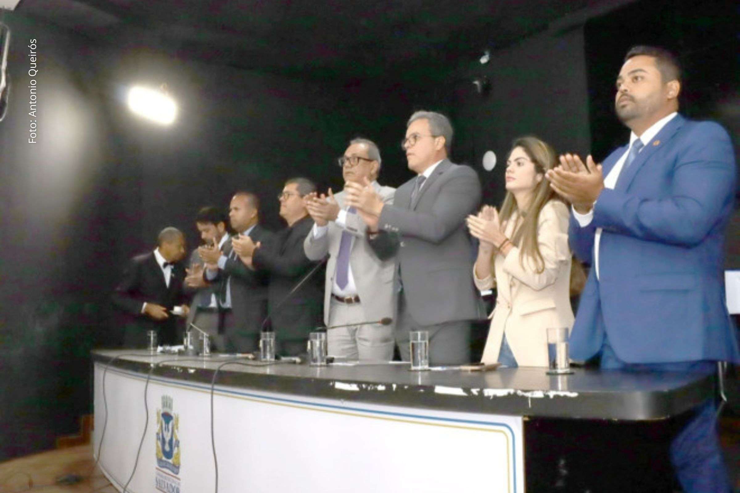 Moção de aplausos reconhece atuação durante conflito em sessão extraordinária.