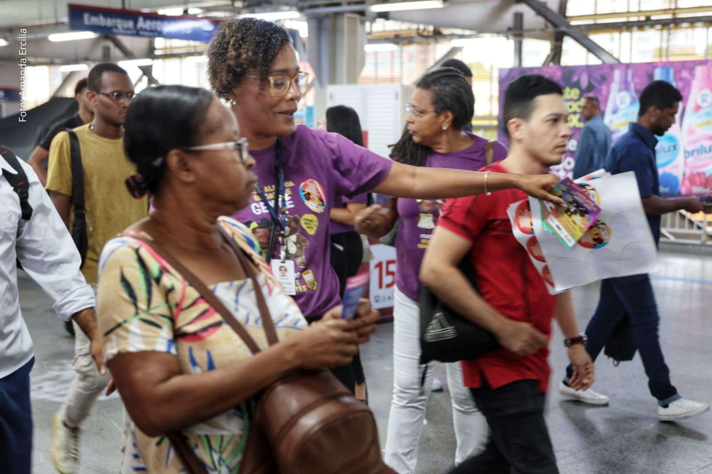 Campanha Maio Laranja promove ações de conscientização sobre violência contra crianças e adolescentes em estações de metrô de Salvador
