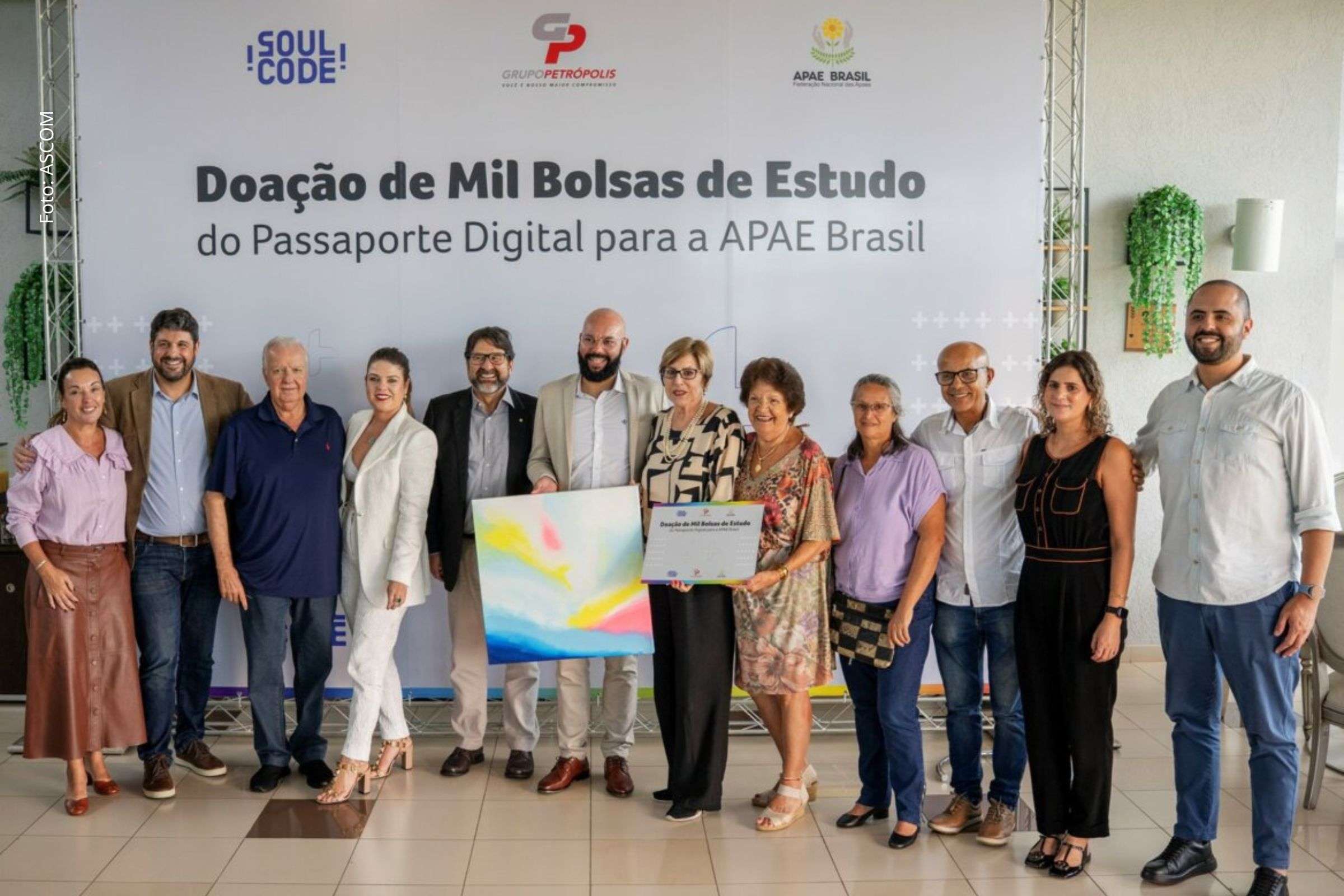 Grupo Petrópolis doa mil bolsas de estudo em tecnologia para familiares atendidos pela APAE
