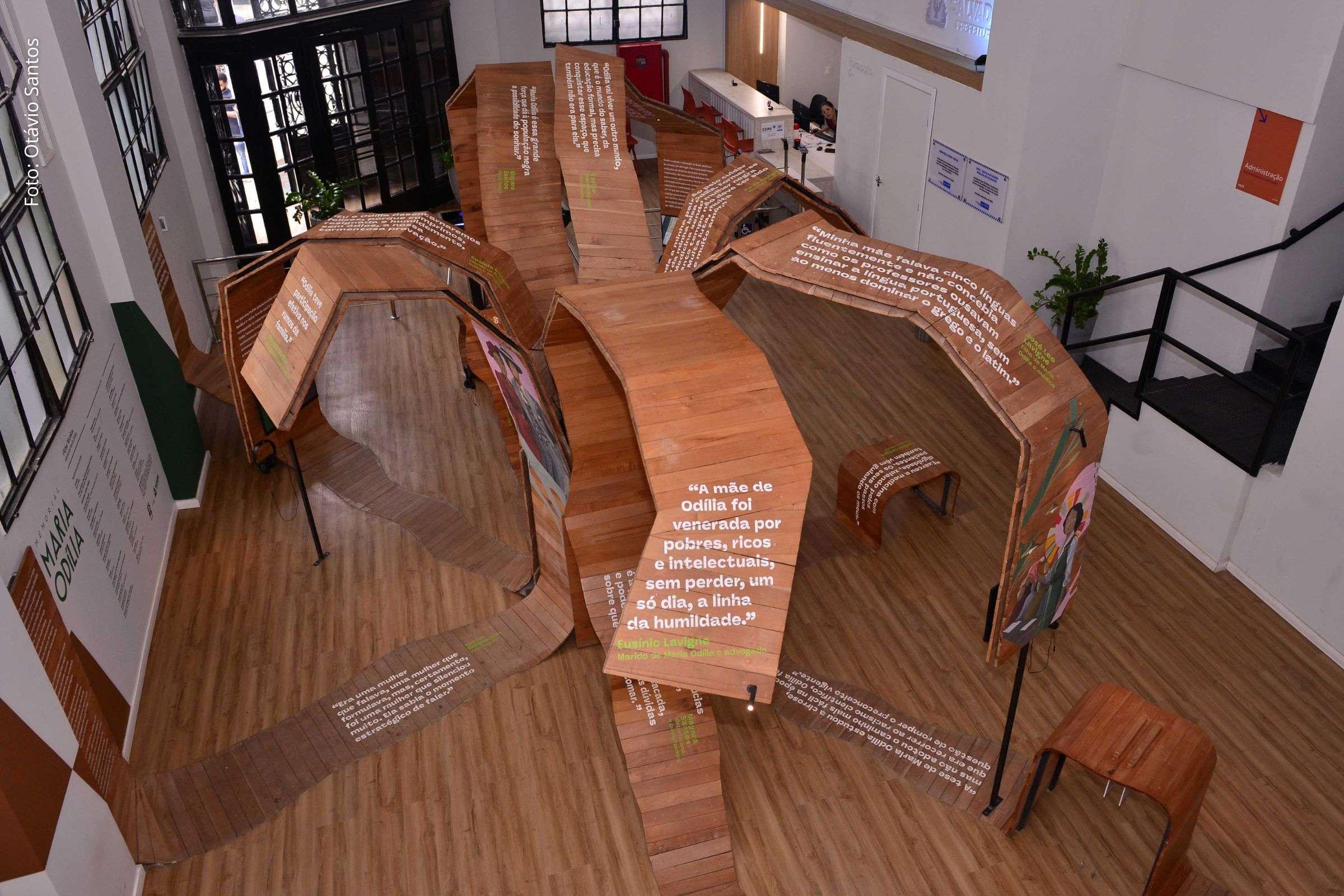 O Memorial Maria Odília, localizado na Escola de Saúde Pública de Salvador, oferece uma exposição interativa sobre a trajetória da primeira mulher negra diplomada em medicina no Brasil.