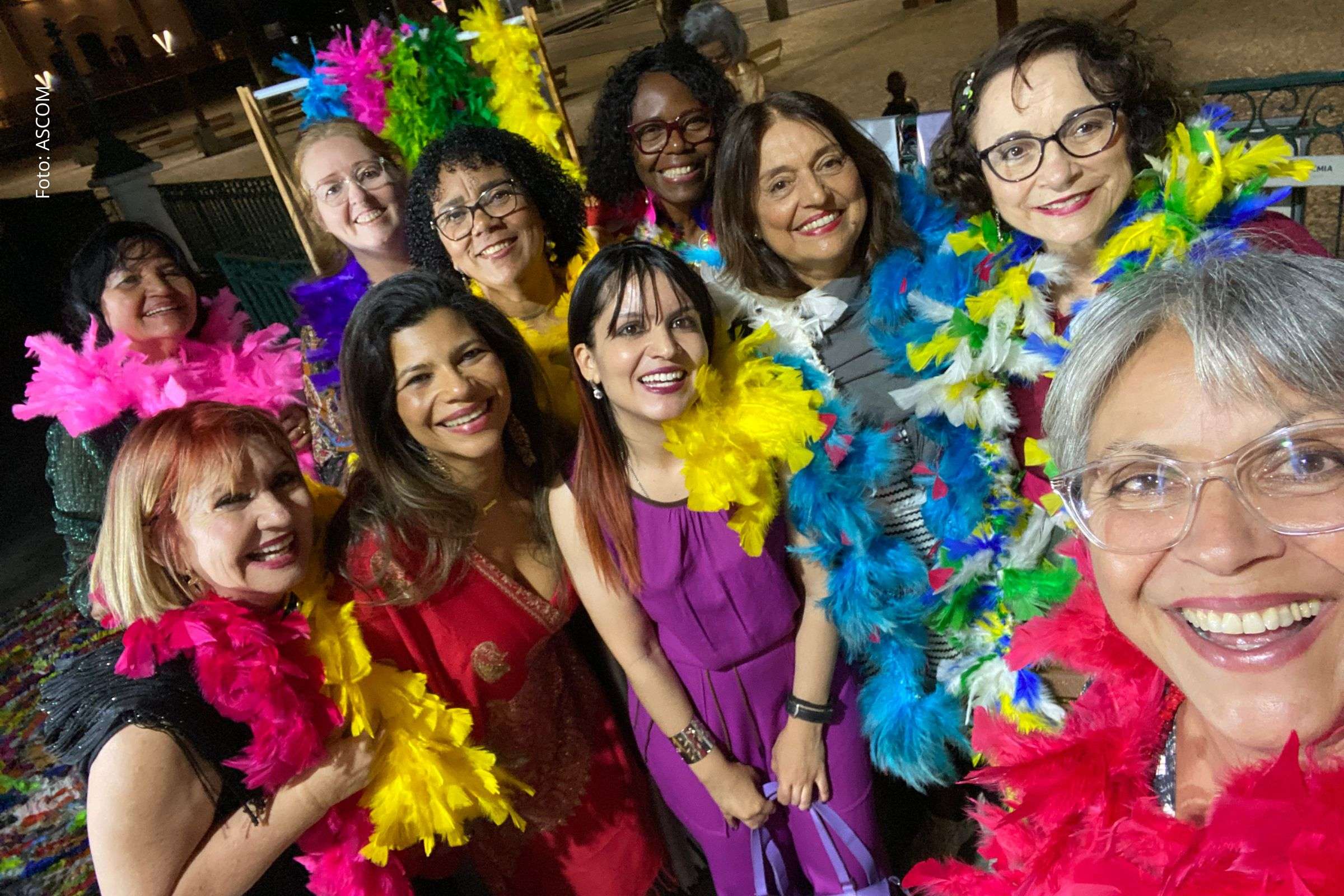 Coletivo feminino celebra década de poesia, música e arte interdisciplinar em evento.