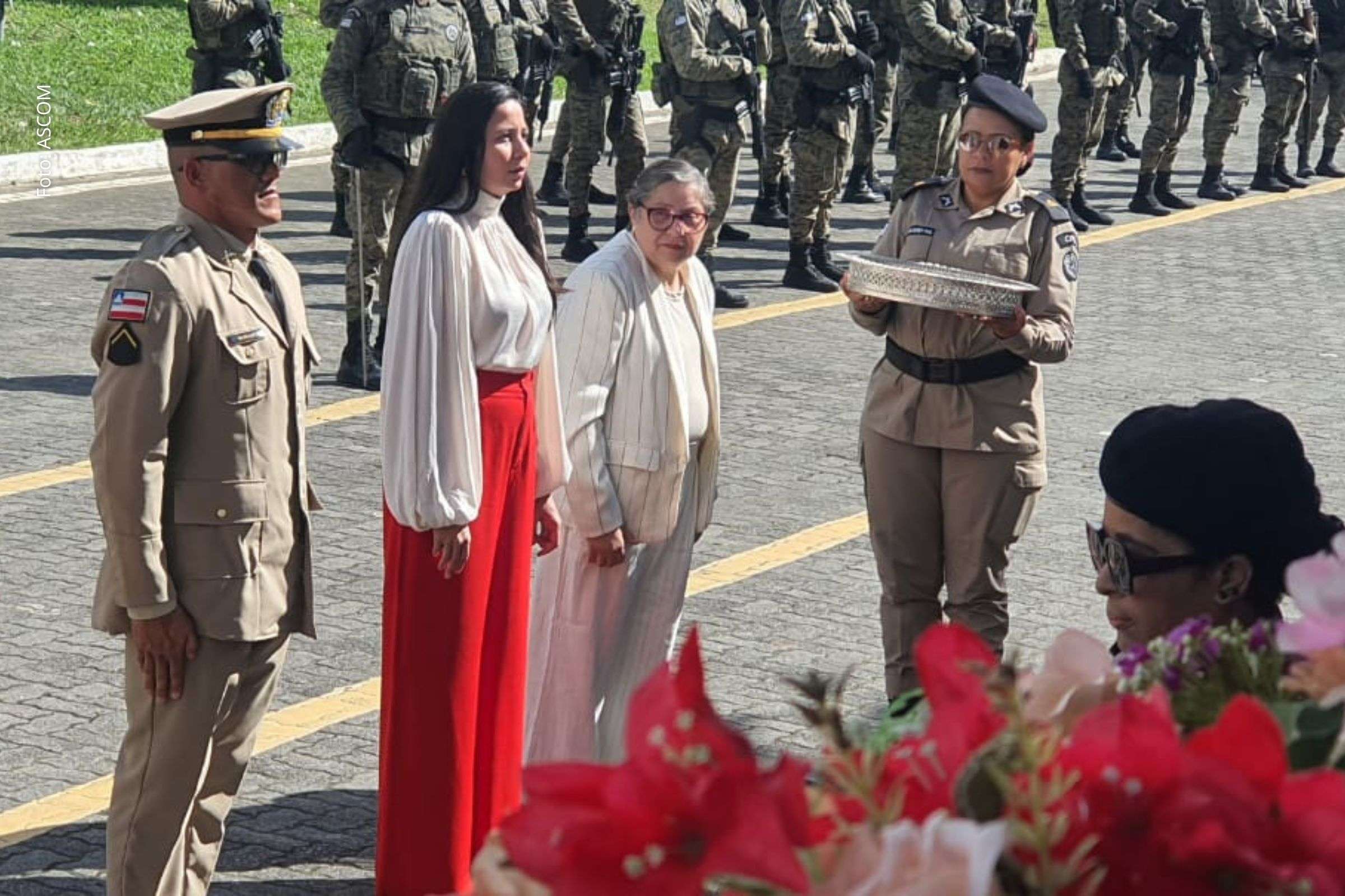 Diretora do Hospital Clériston Andrade recebe maior honraria da Polícia Militar da Bahia