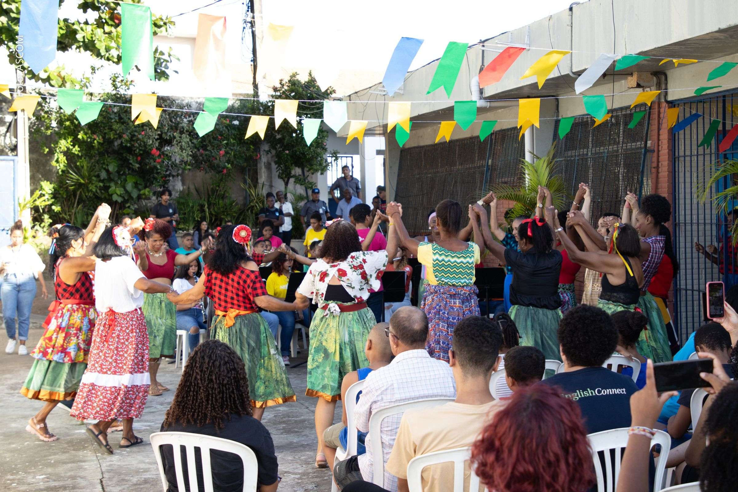 Evento reúne música, dança e tradição popular para celebrar o encerramento do semestre letivo.