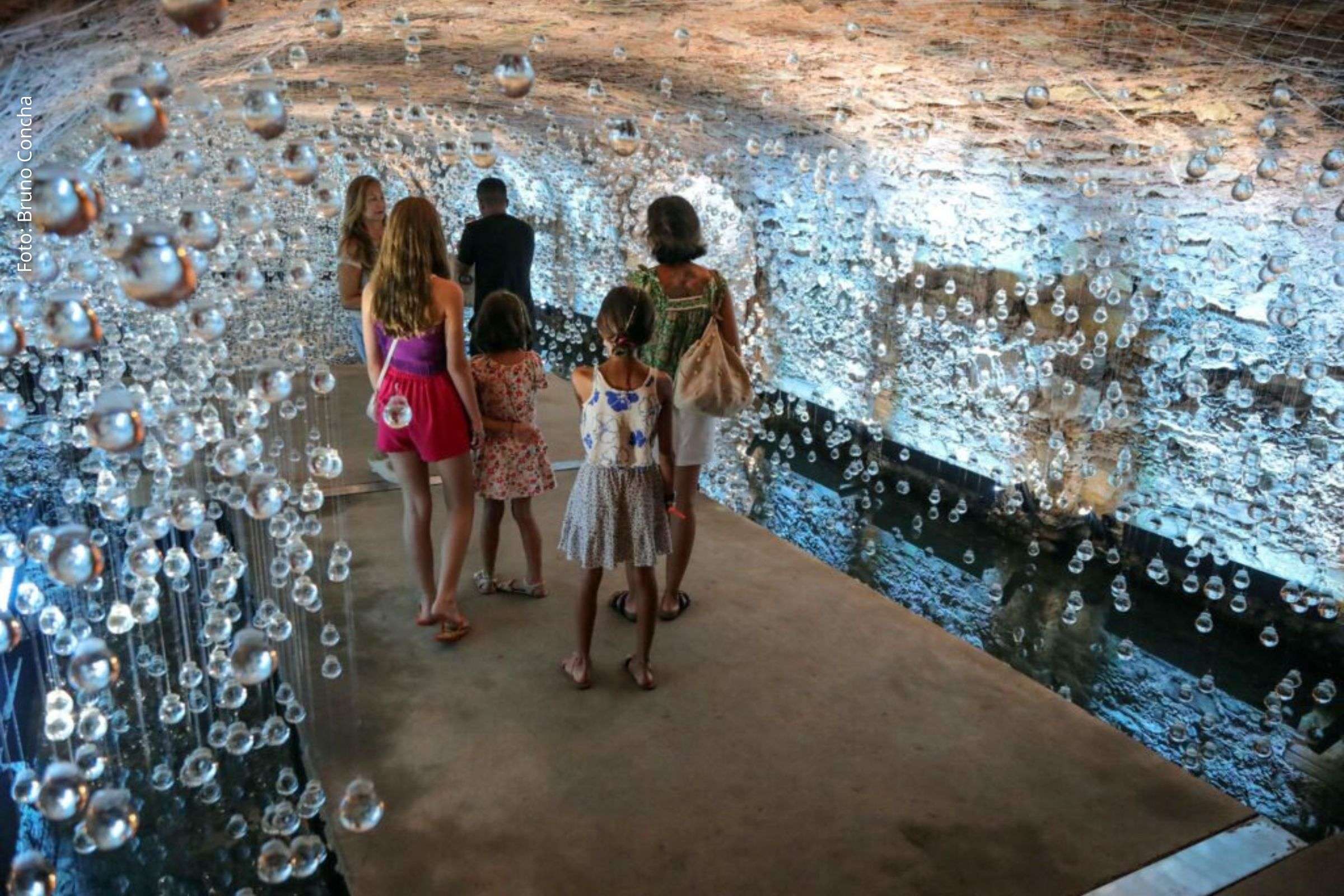 Atividades incluem oficinas, visitas mediadas e ações educativas voltadas à arte e à cultura.