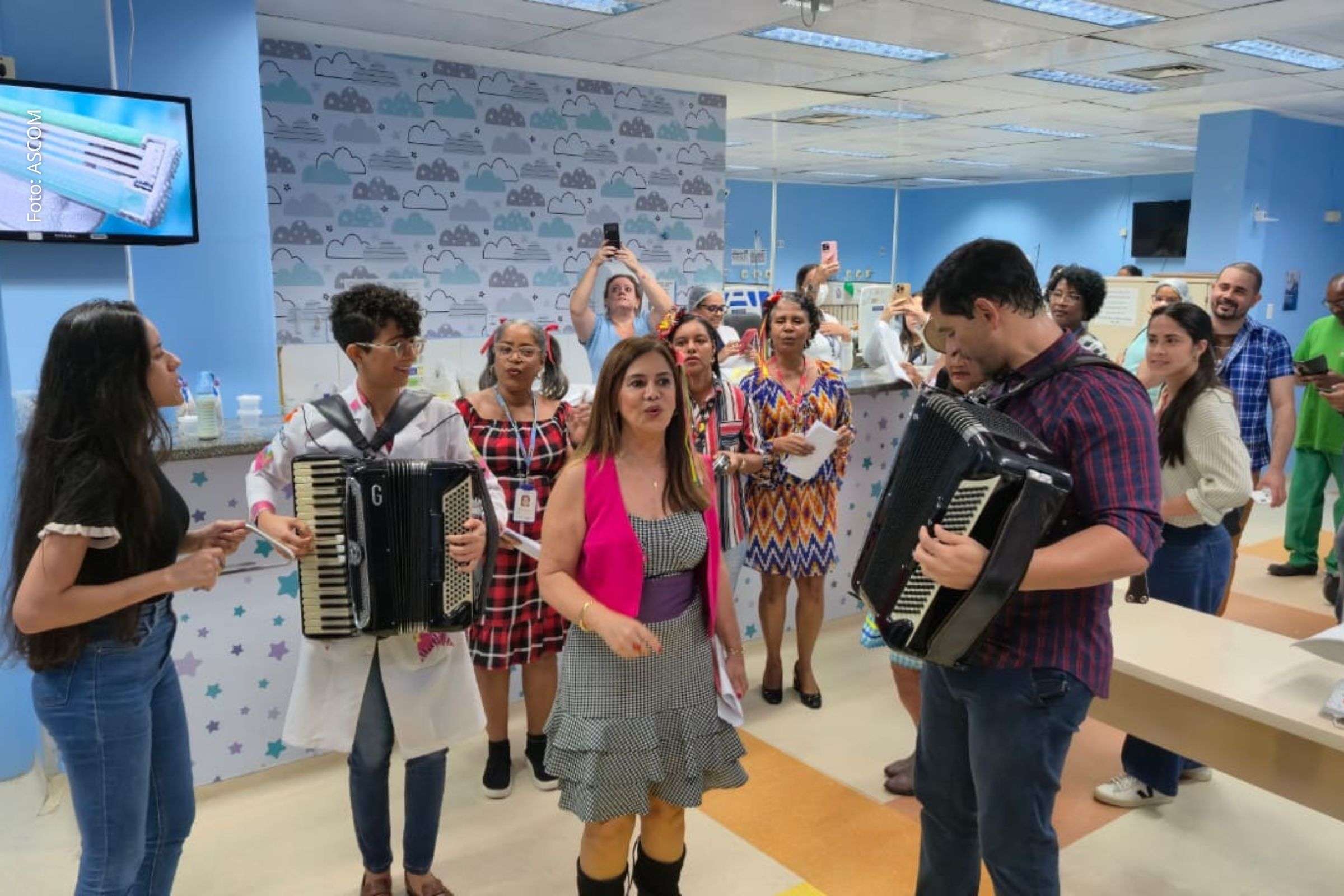 Ação da Oficina de Música levou música nordestina para as alas pediátricas da unidade hospitalar.